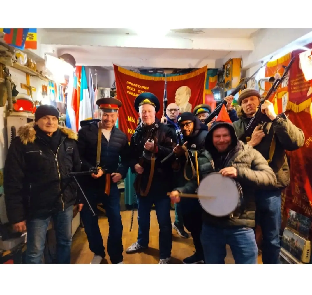 Toeristen in Transnistrië in een wapengarage uit de Sovjet tijd